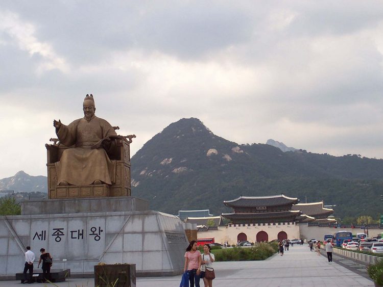 Gwanghwamun Square via Tourkekorea, Mengurus Visa Korea, Transportasi Menuju Seoul, Memilih Penginapan di Seoul, Rekomendasi Tempat Wisata di Seoul, Rekomendasi Tempat Wisata di Seoul Lainnya, Tempat Wisata Belanja di Seoul, Wisata Budaya Tradisional Korea, Destinasi Wisata Tradisional, Tempat Wisata Paling Instagramable di Seoul, Tempat Wisata Paling Palace di Seoul, Museum di Seoul yang Wajib Dikunjungi, Tempat Wisata untuk Pencinta K-Pop di Seoul, Wisata Alam dan Taman di Seoul