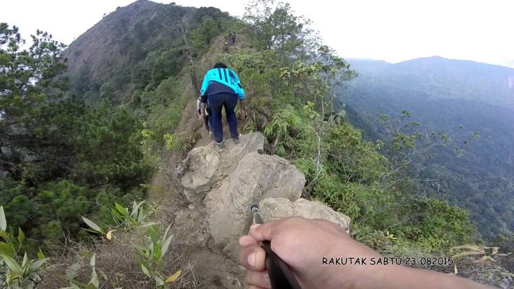 Gunung Rakutak via Youtube, 1. Mari Mulai Mengenal Filosofi “Kalau Jodoh Takkan Kemana” dengan Main ke Batu Cinta di Situ Patengan, Pangalengan, 2. Dan, Berkunjunglah ke Gunung Tangkuban Perahu untuk Memahami Filosofi Cinta Lainnya: Kalau Tak Jodoh, Sekuat Apapun Kalian Mencoba, Pasti Takkan Berhasil, 3. Dakilah Gunung Rakutak. Kesulitan Saat Mencapai Puncak Akan Membuat Kalian Melupakan Kesulitan Hidup, 4. Jika Kalian Tak Bisa Terlalu Jauh Dari Pusat Kota, Datang Saja ke Taman Jomblo. Kursinya yang Kecil-kecil akan Menyadarkan Kalian Jika Kalian Bukan Jomblo Terakhir di Muka Bumi, 5. Ketenangan Suasana di Taman Hutan Raya Juanda Akan Mengingatkan Kalian Jika Terkadang Manusia Itu Perlu Sendirian, 6. Pergilah ke Bukit Dago Pakar dan Lihatlah ke Kota Bandung yang Terdapat dibawah. Bayangkan Betapa Banyak Kesulitan yang Mungkin dialami Oleh Mereka Dibawah Sana, dan Kalian Akan Merasa Lebih Baik, 7. Makan di kantin kampus lain, atau setidaknya di tempat nongkrong favorit anak kampus lain