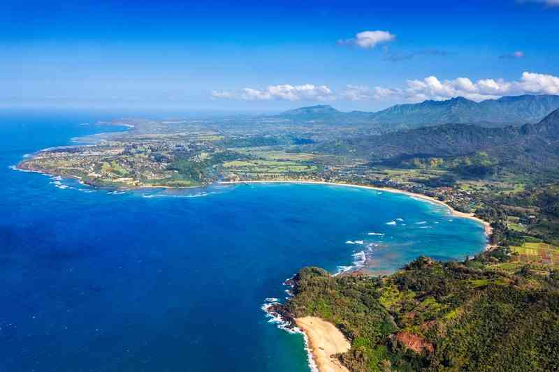 Hanalei Bay via Shutterstock 23 Wisata Pantai di Hawaii Terbaik &amp; Terpopuler, Favorit wisatawan, Pantai di Hawaii, the Big Island, Pantai di Pulau Maui, the Valley Isle, Pantai di Pulau Oahu, the Gathering Island, Pantai di Pulau Kauai, the Garden Isle, Pantai di Pulau Lanai, the Pineapple Isle