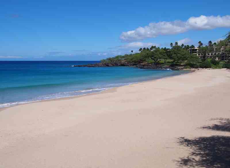 Hapuna Beach via Shutterstock 23 Wisata Pantai di Hawaii Terbaik &amp; Terpopuler, Favorit wisatawan, Pantai di Hawaii, the Big Island, Pantai di Pulau Maui, the Valley Isle, Pantai di Pulau Oahu, the Gathering Island, Pantai di Pulau Kauai, the Garden Isle, Pantai di Pulau Lanai, the Pineapple Isle