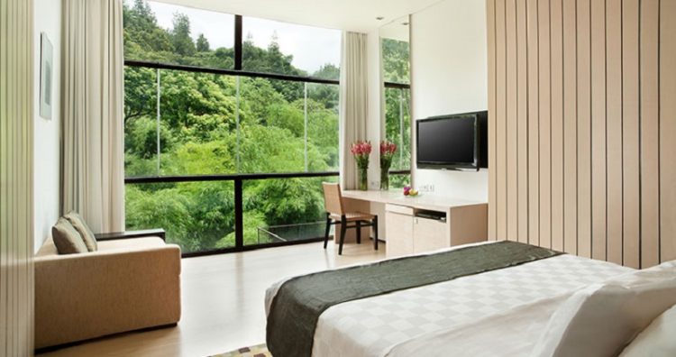 Hillside Studio (36 meter persegi) via padmahotelbandung, 1. Mari Mulai dari GH Universal, Hotel dengan Arsitektur TERKEREN di Seantero Bandung, 2. Hotel Padma, Hotel dengan View TERINDAH: Menghadap ke Arah Lembah, Cyin!, 3. Stevie G, Hotel dengan Konsep TERUNIK, Khususnya untuk Fans Liverpool, 4. Untuk Pengalaman Berenang yang Memuaskan, Menginaplah di Oasis Siliwangi Boutique Hotel yang Memiliki Kolam Renang TERBAIK Sekelas Waterpark, 5. Trans Luxury Hotel Bandung, Hotel Mewah dengan Fasilitas Hiburan TERLENGKAP, 6. Mencari Hotel dengan View Pedesaan? Menginaplah di Sapu Lidi, Hotel dengan View TER-UDIK se-Bandung Raya., 7. Untuk Liburan Berkesan yang Nggak Bikin Kantong Bolong, Menginap Saja di Cottonwood Bed & Breakfast, Hotel Berbintang TERMURAH dalam Daftar Ini., 8. Last But Not Least, Kalian Dapat Mencicipi Sepenggal Keharuman Sejarah Masa Lalu Bandung dengan Menginap di Savoy Homann, Hotel TERTUA dan Paling Bersejarah dalam Daftar Rekomendasi Ini.