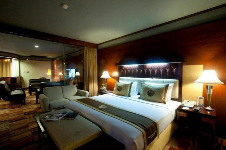 Homann Suite Savoy Homann Bidakara Hotel via Facebook, 1. Mari Mulai dari GH Universal, Hotel dengan Arsitektur TERKEREN di Seantero Bandung, 2. Hotel Padma, Hotel dengan View TERINDAH: Menghadap ke Arah Lembah, Cyin!, 3. Stevie G, Hotel dengan Konsep TERUNIK, Khususnya untuk Fans Liverpool, 4. Untuk Pengalaman Berenang yang Memuaskan, Menginaplah di Oasis Siliwangi Boutique Hotel yang Memiliki Kolam Renang TERBAIK Sekelas Waterpark, 5. Trans Luxury Hotel Bandung, Hotel Mewah dengan Fasilitas Hiburan TERLENGKAP, 6. Mencari Hotel dengan View Pedesaan? Menginaplah di Sapu Lidi, Hotel dengan View TER-UDIK se-Bandung Raya., 7. Untuk Liburan Berkesan yang Nggak Bikin Kantong Bolong, Menginap Saja di Cottonwood Bed & Breakfast, Hotel Berbintang TERMURAH dalam Daftar Ini., 8. Last But Not Least, Kalian Dapat Mencicipi Sepenggal Keharuman Sejarah Masa Lalu Bandung dengan Menginap di Savoy Homann, Hotel TERTUA dan Paling Bersejarah dalam Daftar Rekomendasi Ini.