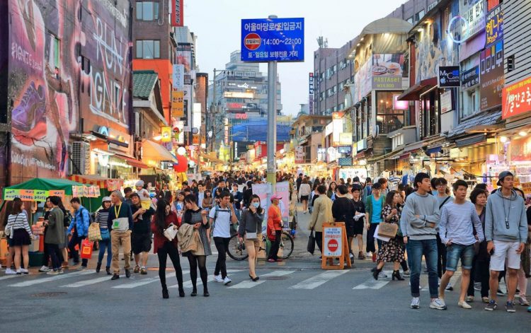Hongdae Street via Tourkekoreanet, Mengurus Visa Korea, Transportasi Menuju Seoul, Memilih Penginapan di Seoul, Rekomendasi Tempat Wisata di Seoul, Rekomendasi Tempat Wisata di Seoul Lainnya, Tempat Wisata Belanja di Seoul, Wisata Budaya Tradisional Korea, Destinasi Wisata Tradisional, Tempat Wisata Paling Instagramable di Seoul, Tempat Wisata Paling Palace di Seoul, Museum di Seoul yang Wajib Dikunjungi, Tempat Wisata untuk Pencinta K-Pop di Seoul, Wisata Alam dan Taman di Seoul