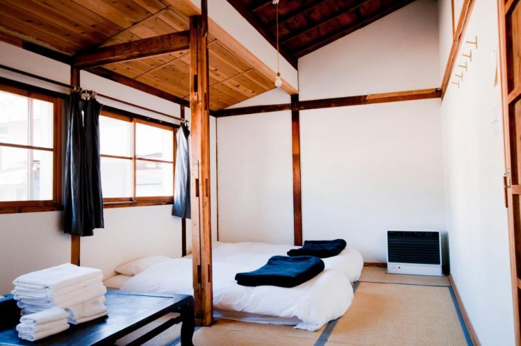 Hostel &amp; Salon Saruya via Booking, 1. Kenalan dengan Koe House Kawaguchiko, Yuk! Rate Awalnya Masih Dibawah JPY2000, Lho, 2. Mt Fuji Hostel Michaels, Budget Hotel yang Punya Fasilitas Bar, 3. Berminat Untuk Jalan-jalan ke Danau Kawaguchiko? Nginepnya di K’s House Mt.Fuji Saja!, 4. Kalian Bisa Menikmati Keindahan Gunung Fuji Sambil Berendam di Onsen-nya Kawaguchiko Station Inn, Lho!, 5. Kagelow Mt.Fuji Hostel Kawaguchiko, Cocok Bagi Traveller yang Ngaku Sebagai Instagrammer, 6. Saatnya Kenalan dengan Fujiyoshida Youth Hostel yang Selalu Dapat Rating Tinggi di Berbagai Situs Booking Hotel, 7. Satu Lagi Hostel Budget yang Siap Menyambut Kalian dengan Suasana yang Cukup Instagram-able, yaitu Hostel &amp; Salon Saruya, 8. Dan, Sempatkan Untuk Nginap di Royal Hotel Kawaguchiko, Hotel Budget yang Punya Onsen Keren