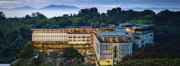 Hotel Padma, 1. Mari Mulai dari GH Universal, Hotel dengan Arsitektur TERKEREN di Seantero Bandung, 2. Hotel Padma, Hotel dengan View TERINDAH: Menghadap ke Arah Lembah, Cyin!, 3. Stevie G, Hotel dengan Konsep TERUNIK, Khususnya untuk Fans Liverpool, 4. Untuk Pengalaman Berenang yang Memuaskan, Menginaplah di Oasis Siliwangi Boutique Hotel yang Memiliki Kolam Renang TERBAIK Sekelas Waterpark, 5. Trans Luxury Hotel Bandung, Hotel Mewah dengan Fasilitas Hiburan TERLENGKAP, 6. Mencari Hotel dengan View Pedesaan? Menginaplah di Sapu Lidi, Hotel dengan View TER-UDIK se-Bandung Raya., 7. Untuk Liburan Berkesan yang Nggak Bikin Kantong Bolong, Menginap Saja di Cottonwood Bed & Breakfast, Hotel Berbintang TERMURAH dalam Daftar Ini., 8. Last But Not Least, Kalian Dapat Mencicipi Sepenggal Keharuman Sejarah Masa Lalu Bandung dengan Menginap di Savoy Homann, Hotel TERTUA dan Paling Bersejarah dalam Daftar Rekomendasi Ini.