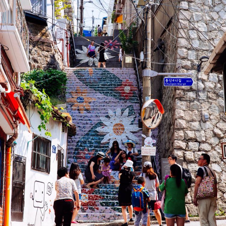 Ihwa Mural Village via Twitter, Mengurus Visa Korea, Transportasi Menuju Seoul, Memilih Penginapan di Seoul, Rekomendasi Tempat Wisata di Seoul, Rekomendasi Tempat Wisata di Seoul Lainnya, Tempat Wisata Belanja di Seoul, Wisata Budaya Tradisional Korea, Destinasi Wisata Tradisional, Tempat Wisata Paling Instagramable di Seoul, Tempat Wisata Paling Palace di Seoul, Museum di Seoul yang Wajib Dikunjungi, Tempat Wisata untuk Pencinta K-Pop di Seoul, Wisata Alam dan Taman di Seoul