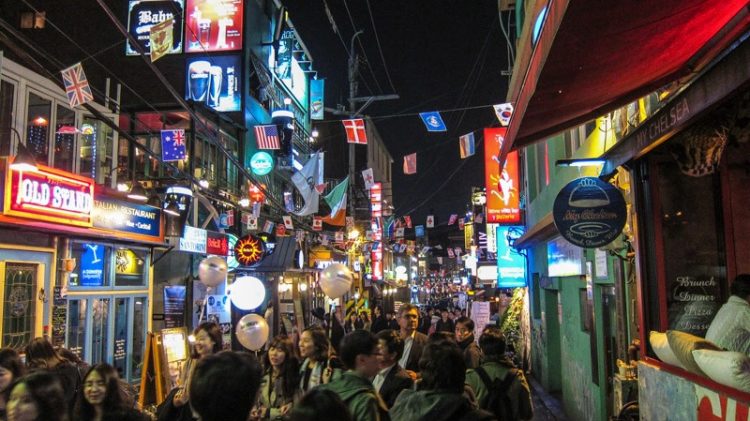 Itaewon Street via Koreatodo, Mengurus Visa Korea, Transportasi Menuju Seoul, Memilih Penginapan di Seoul, Rekomendasi Tempat Wisata di Seoul, Rekomendasi Tempat Wisata di Seoul Lainnya, Tempat Wisata Belanja di Seoul, Wisata Budaya Tradisional Korea, Destinasi Wisata Tradisional, Tempat Wisata Paling Instagramable di Seoul, Tempat Wisata Paling Palace di Seoul, Museum di Seoul yang Wajib Dikunjungi, Tempat Wisata untuk Pencinta K-Pop di Seoul, Wisata Alam dan Taman di Seoul
