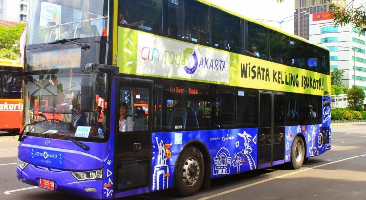 Jakarta City Tour Bus via Inoindians, 1. Mari mulai dari yang gratisan, yaitu mengikuti tour keliling Jakarta secara gratis!, 2. Mencari harta karun di berbagai pasar di Jakarta, 3. Jika sudah bosan melihat ‘Indonesia’ dari kereta gantung, saatnya menambah wawasan dengan mengunjungi berbagai museum di Taman Mini Indonesia Indah (TMII), 4. Menghabiskan waktu menanti senja di Waduk Pluit. Kalian akan takjub melihat tempat ini sekarang!, 5. Lepaskan penatmu dengan menghirup udara segar di berbagai taman kota yang semakin cantik saja, 6. Lihat Sisi Lain Kota Jakarta dengan Menyusuri Berbagai Kampung Deret-nya yang Keren, 7. Atau Kalian Bisa Melihat Sisi Lain Kota Jakarta Melalui Kampung Percontohan Banjarsari, 8. Mengelilingi Jakarta dengan menggunakan Trans Jakarta a.k.a busway, 9. Atau, Cobalah Melihat Jalanan Jakarta dari Sudut Pandang yang Berbeda. Misalnya Saja Dari Tingkat 2 Bus Tingkat Jakarta City Tour Bus, 10. Kalian Mungkin Tahu Jika Kepulauan Seribu Termasuk dalam Wilayah Jakarta. Tapi, Sudah Pernah Kesana Belum?, 11. Bersenang-senang di car free day: bersepeda, main sepatu roda, atau sekedar ngecengin mereka yang tengah beraktifitas di car free day, 12. Saat Monas Dirasa Sudah Terlalu Imut Untuk Menikmati Jakarta di Ketinggian, Saatnya Untuk Main ke SKYE. Kalian Dapat Melihat Seperti Apa Jakarta dari Ketinggian ±230 Meter!, 13. Jika Udara Jakarta Terlalu Panas Untuk Kalian, Dinginkan Tubuh dengan Menggila di Berbagai Waterboom yang Ada di Berbagai Pelosok Jakarta, 14. Melihat Serunya Air Mancur Menari di Baywalk, Sambil Menikmati Pemandangan Jakarta’s Waterfront, 15. Buktikan Kalimat “Nenek Moyangku Seorang Pelaut” dengan Melihat Langsung Kesibukan di Pelabuhan Sunda Kelapa, 16. Berburu Jejak Rumah Artis di Kawasan Pondok Indah, 17. Akhiri Hari Dengan Mencicipi Es Krim Tertua di Jakarta