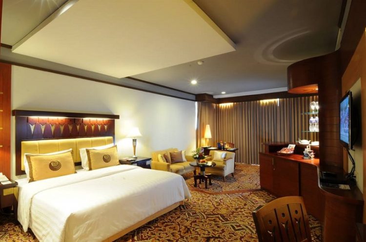 Junior Suite Savoy Homann Bidakara Hotel via Facebook, 1. Mari Mulai dari GH Universal, Hotel dengan Arsitektur TERKEREN di Seantero Bandung, 2. Hotel Padma, Hotel dengan View TERINDAH: Menghadap ke Arah Lembah, Cyin!, 3. Stevie G, Hotel dengan Konsep TERUNIK, Khususnya untuk Fans Liverpool, 4. Untuk Pengalaman Berenang yang Memuaskan, Menginaplah di Oasis Siliwangi Boutique Hotel yang Memiliki Kolam Renang TERBAIK Sekelas Waterpark, 5. Trans Luxury Hotel Bandung, Hotel Mewah dengan Fasilitas Hiburan TERLENGKAP, 6. Mencari Hotel dengan View Pedesaan? Menginaplah di Sapu Lidi, Hotel dengan View TER-UDIK se-Bandung Raya., 7. Untuk Liburan Berkesan yang Nggak Bikin Kantong Bolong, Menginap Saja di Cottonwood Bed & Breakfast, Hotel Berbintang TERMURAH dalam Daftar Ini., 8. Last But Not Least, Kalian Dapat Mencicipi Sepenggal Keharuman Sejarah Masa Lalu Bandung dengan Menginap di Savoy Homann, Hotel TERTUA dan Paling Bersejarah dalam Daftar Rekomendasi Ini.