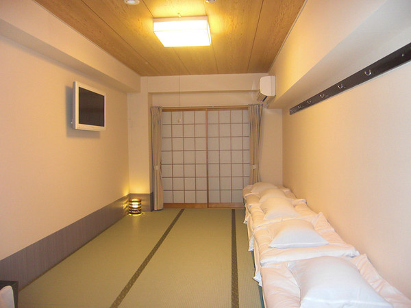 Kamar 4 -5 Orang Budget Inn via Agoda, 1. Mari Mulai dari Matsubaya Ryokan, Budget Ryokan Berjarak Beberapa Menit Jalan Kaki dari Stasiun Kyoto, 2. Untuk Versi yang Lebih Ekonomis di Sekitar Stasiun Kyoto, Guesthouse Berkonsep Ryokan Seperti Budget Inn Layak Untuk Dilirik, 3. Hanaki-ya, Ryokan Ekonomis di Distrik Historis Higashiyama, 4. Tanaka-ya, Budget Ryokan di Miyagawa-cho, Distrik Geisha di Kawasan Higashiyama, 5. Gion Ryokan Q-beh, Ryokan Unik yang Nggak Jauh dari Distrik Gion , 6. Last But Not Least, Ada Capsule Ryokan Untuk Kalian yang Ingin Merasakan Sensasi Menginap di Hotel Kapsul Sekaligus Ryokan