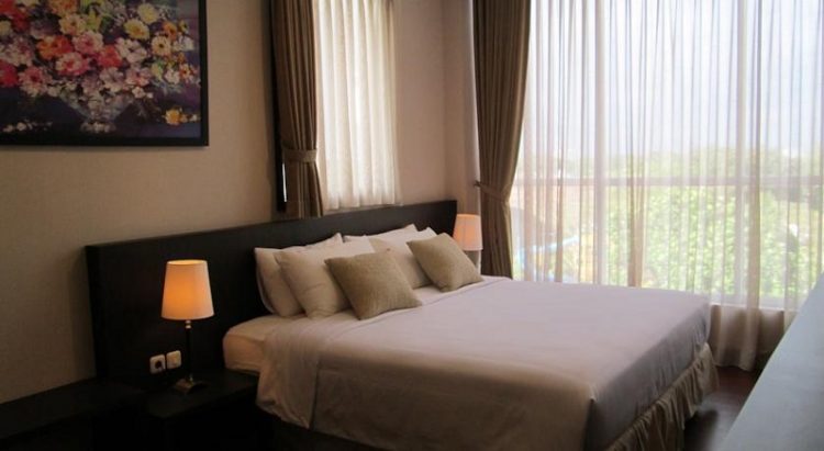 Kamar via rajakamar, 1. Mari Mulai dari GH Universal, Hotel dengan Arsitektur TERKEREN di Seantero Bandung, 2. Hotel Padma, Hotel dengan View TERINDAH: Menghadap ke Arah Lembah, Cyin!, 3. Stevie G, Hotel dengan Konsep TERUNIK, Khususnya untuk Fans Liverpool, 4. Untuk Pengalaman Berenang yang Memuaskan, Menginaplah di Oasis Siliwangi Boutique Hotel yang Memiliki Kolam Renang TERBAIK Sekelas Waterpark, 5. Trans Luxury Hotel Bandung, Hotel Mewah dengan Fasilitas Hiburan TERLENGKAP, 6. Mencari Hotel dengan View Pedesaan? Menginaplah di Sapu Lidi, Hotel dengan View TER-UDIK se-Bandung Raya., 7. Untuk Liburan Berkesan yang Nggak Bikin Kantong Bolong, Menginap Saja di Cottonwood Bed & Breakfast, Hotel Berbintang TERMURAH dalam Daftar Ini., 8. Last But Not Least, Kalian Dapat Mencicipi Sepenggal Keharuman Sejarah Masa Lalu Bandung dengan Menginap di Savoy Homann, Hotel TERTUA dan Paling Bersejarah dalam Daftar Rekomendasi Ini.
