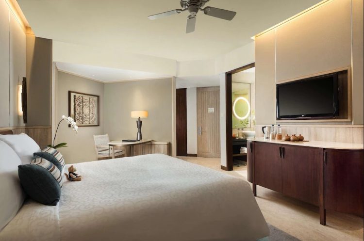 Kamar Deluxe dengan Kasur King dan Akses Kolam Renang - Kamar Tidur, 1. Mulia Resort Nusa Dua, Hotel Mewah dengan Dua Kapel Romantis di Tepi Pantai Nusa Dua, 2. Selebrity Hong Kong, Sharon Chan dan Pasangannya, Memilih Conrad Bali Sebagai Venue Wedding dan Bulan Madu Mereka , 3. Villa Bayuh Sabbha, Pernah Menjadi Saksi Janji Suci Antara Tamara Bleszynski dan Mike Lewis, 4. Mari Beralih ke Ayana Spa &amp; Resort Bali, Tempat Franda dan Samuel Zylgwyn Mengikat Janji, 5. Dan Tentu Saja Jangan Lupakan Alila Villas Soori, Tempatnya Raffi Ahmad dan Nagita Slavina Menggelar Private Party di Bali