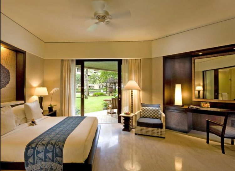 Kamar Deluxe dengan Kasur King dan Pemandangan Laguna, 1. Mulia Resort Nusa Dua, Hotel Mewah dengan Dua Kapel Romantis di Tepi Pantai Nusa Dua, 2. Selebrity Hong Kong, Sharon Chan dan Pasangannya, Memilih Conrad Bali Sebagai Venue Wedding dan Bulan Madu Mereka , 3. Villa Bayuh Sabbha, Pernah Menjadi Saksi Janji Suci Antara Tamara Bleszynski dan Mike Lewis, 4. Mari Beralih ke Ayana Spa &amp; Resort Bali, Tempat Franda dan Samuel Zylgwyn Mengikat Janji, 5. Dan Tentu Saja Jangan Lupakan Alila Villas Soori, Tempatnya Raffi Ahmad dan Nagita Slavina Menggelar Private Party di Bali