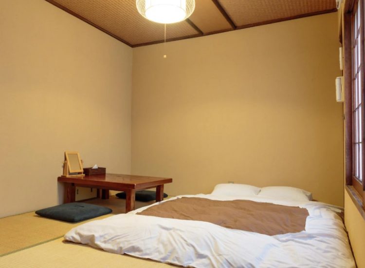 Kamar Double Gion Ryokan Q-beh via Agoda - 6 Penginapan Budget Murah di Kyoto, Suasana Ryokan yang Asyik, 1. Mari Mulai dari Matsubaya Ryokan, Budget Ryokan Berjarak Beberapa Menit Jalan Kaki dari Stasiun Kyoto, 2. Untuk Versi yang Lebih Ekonomis di Sekitar Stasiun Kyoto, Guesthouse Berkonsep Ryokan Seperti Budget Inn Layak Untuk Dilirik, 3. Hanaki-ya, Ryokan Ekonomis di Distrik Historis Higashiyama, 4. Tanaka-ya, Budget Ryokan di Miyagawa-cho, Distrik Geisha di Kawasan Higashiyama, 5. Gion Ryokan Q-beh, Ryokan Unik yang Nggak Jauh dari Distrik Gion , 6. Last But Not Least, Ada Capsule Ryokan Untuk Kalian yang Ingin Merasakan Sensasi Menginap di Hotel Kapsul Sekaligus Ryokan