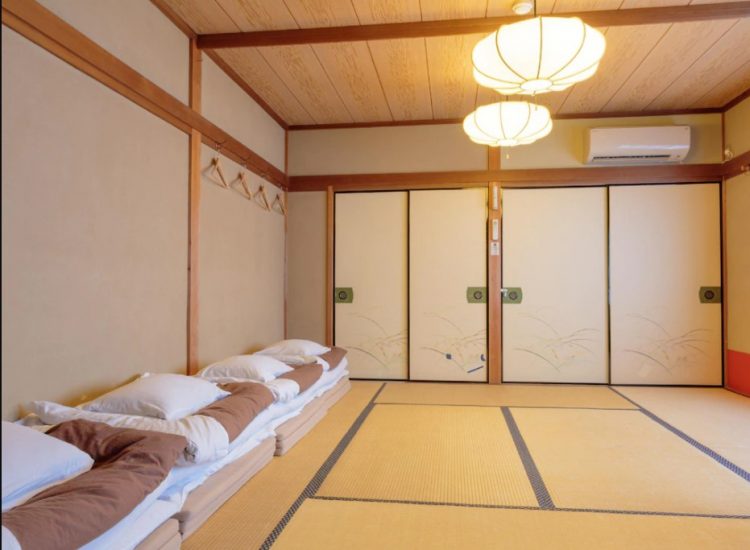Kamar Family Gion Ryokan Q-beh via Agoda, 1. Mari Mulai dari Matsubaya Ryokan, Budget Ryokan Berjarak Beberapa Menit Jalan Kaki dari Stasiun Kyoto, 2. Untuk Versi yang Lebih Ekonomis di Sekitar Stasiun Kyoto, Guesthouse Berkonsep Ryokan Seperti Budget Inn Layak Untuk Dilirik, 3. Hanaki-ya, Ryokan Ekonomis di Distrik Historis Higashiyama, 4. Tanaka-ya, Budget Ryokan di Miyagawa-cho, Distrik Geisha di Kawasan Higashiyama, 5. Gion Ryokan Q-beh, Ryokan Unik yang Nggak Jauh dari Distrik Gion , 6. Last But Not Least, Ada Capsule Ryokan Untuk Kalian yang Ingin Merasakan Sensasi Menginap di Hotel Kapsul Sekaligus Ryokan
