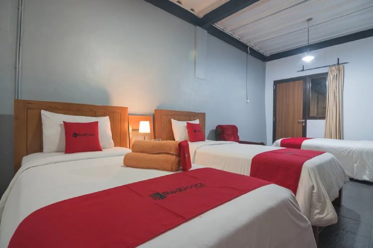 Kamar Family - Kamar Tidur, 1. Mari Mulai dari Sayana Bed &amp; Breakfast, Oase Homey di Tengah Keramaian Bandung , 2. Sisco Bed and Breakfast, “Rumah Kedua” yang Nggak Jauh dari Beberapa Kampus Populer di Bandung, 3. Untuk Akomodasi Hemat di Sekitar Sukajadi, Magnolia Bed &amp; Breakfast Siap Menjamu Kalian dengan Keramahan ala Rumah Sendiri, 4. Rasakan Serunya Punya “Rumah Sendiri” di Kawasan Dago Atas dengan Menginap di Rumah Kiboku Bed &amp; Breakfast, 5. Sedangkan Jika Ingin Merasakan “Punya Rumah Sendiri” di Sekitar Lembang, Rose Chamber Bed &amp; Breakfast Layak Untuk Dijamahi, 6.Summerbird Bed and Brasserie, B&amp;B Konsep Baru yang Keren dan Instagramable Banget! 
