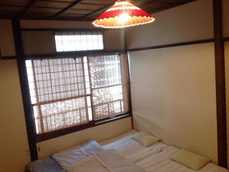 Kamar Hanaki-ya via Agoda, 1. Mari Mulai dari Matsubaya Ryokan, Budget Ryokan Berjarak Beberapa Menit Jalan Kaki dari Stasiun Kyoto, 2. Untuk Versi yang Lebih Ekonomis di Sekitar Stasiun Kyoto, Guesthouse Berkonsep Ryokan Seperti Budget Inn Layak Untuk Dilirik, 3. Hanaki-ya, Ryokan Ekonomis di Distrik Historis Higashiyama, 4. Tanaka-ya, Budget Ryokan di Miyagawa-cho, Distrik Geisha di Kawasan Higashiyama, 5. Gion Ryokan Q-beh, Ryokan Unik yang Nggak Jauh dari Distrik Gion , 6. Last But Not Least, Ada Capsule Ryokan Untuk Kalian yang Ingin Merasakan Sensasi Menginap di Hotel Kapsul Sekaligus Ryokan