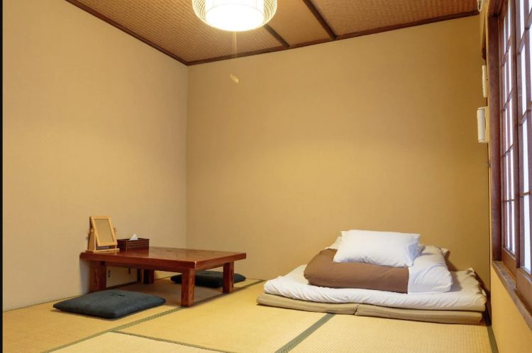 Kamar Single Gion Ryokan Q-beh via Agoda, 1. Mari Mulai dari Matsubaya Ryokan, Budget Ryokan Berjarak Beberapa Menit Jalan Kaki dari Stasiun Kyoto, 2. Untuk Versi yang Lebih Ekonomis di Sekitar Stasiun Kyoto, Guesthouse Berkonsep Ryokan Seperti Budget Inn Layak Untuk Dilirik, 3. Hanaki-ya, Ryokan Ekonomis di Distrik Historis Higashiyama, 4. Tanaka-ya, Budget Ryokan di Miyagawa-cho, Distrik Geisha di Kawasan Higashiyama, 5. Gion Ryokan Q-beh, Ryokan Unik yang Nggak Jauh dari Distrik Gion , 6. Last But Not Least, Ada Capsule Ryokan Untuk Kalian yang Ingin Merasakan Sensasi Menginap di Hotel Kapsul Sekaligus Ryokan
