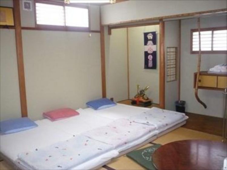 Kamar Tanaka-ya via Agoda, 1. Mari Mulai dari Matsubaya Ryokan, Budget Ryokan Berjarak Beberapa Menit Jalan Kaki dari Stasiun Kyoto, 2. Untuk Versi yang Lebih Ekonomis di Sekitar Stasiun Kyoto, Guesthouse Berkonsep Ryokan Seperti Budget Inn Layak Untuk Dilirik, 3. Hanaki-ya, Ryokan Ekonomis di Distrik Historis Higashiyama, 4. Tanaka-ya, Budget Ryokan di Miyagawa-cho, Distrik Geisha di Kawasan Higashiyama, 5. Gion Ryokan Q-beh, Ryokan Unik yang Nggak Jauh dari Distrik Gion , 6. Last But Not Least, Ada Capsule Ryokan Untuk Kalian yang Ingin Merasakan Sensasi Menginap di Hotel Kapsul Sekaligus Ryokan