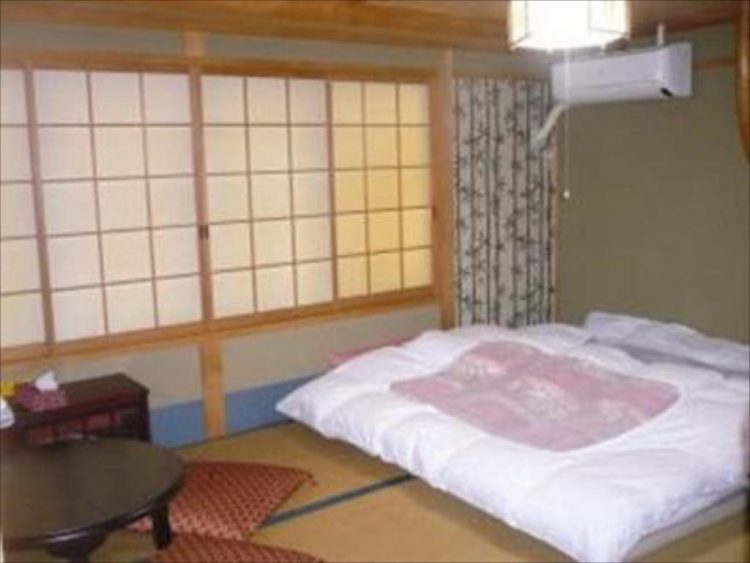 Kamar Tanaka-ya via Traveloka, 1. Mari Mulai dari Matsubaya Ryokan, Budget Ryokan Berjarak Beberapa Menit Jalan Kaki dari Stasiun Kyoto, 2. Untuk Versi yang Lebih Ekonomis di Sekitar Stasiun Kyoto, Guesthouse Berkonsep Ryokan Seperti Budget Inn Layak Untuk Dilirik, 3. Hanaki-ya, Ryokan Ekonomis di Distrik Historis Higashiyama, 4. Tanaka-ya, Budget Ryokan di Miyagawa-cho, Distrik Geisha di Kawasan Higashiyama, 5. Gion Ryokan Q-beh, Ryokan Unik yang Nggak Jauh dari Distrik Gion , 6. Last But Not Least, Ada Capsule Ryokan Untuk Kalian yang Ingin Merasakan Sensasi Menginap di Hotel Kapsul Sekaligus Ryokan