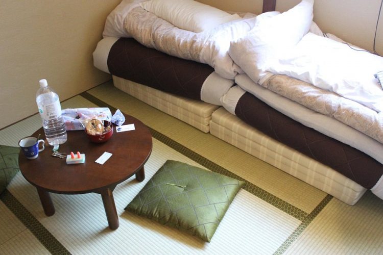 Kamar Tanaka-ya via Tripadvisor, 1. Mari Mulai dari Matsubaya Ryokan, Budget Ryokan Berjarak Beberapa Menit Jalan Kaki dari Stasiun Kyoto, 2. Untuk Versi yang Lebih Ekonomis di Sekitar Stasiun Kyoto, Guesthouse Berkonsep Ryokan Seperti Budget Inn Layak Untuk Dilirik, 3. Hanaki-ya, Ryokan Ekonomis di Distrik Historis Higashiyama, 4. Tanaka-ya, Budget Ryokan di Miyagawa-cho, Distrik Geisha di Kawasan Higashiyama, 5. Gion Ryokan Q-beh, Ryokan Unik yang Nggak Jauh dari Distrik Gion , 6. Last But Not Least, Ada Capsule Ryokan Untuk Kalian yang Ingin Merasakan Sensasi Menginap di Hotel Kapsul Sekaligus Ryokan