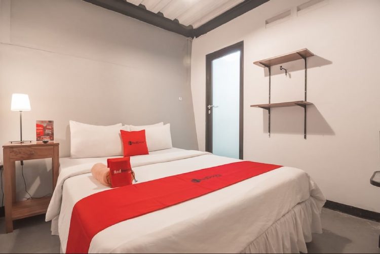 Kamar Tidur Rumah Kiboku Bed &amp; Breakfast via RedDoorz., 1. Mari Mulai dari Sayana Bed &amp; Breakfast, Oase Homey di Tengah Keramaian Bandung , 2. Sisco Bed and Breakfast, “Rumah Kedua” yang Nggak Jauh dari Beberapa Kampus Populer di Bandung, 3. Untuk Akomodasi Hemat di Sekitar Sukajadi, Magnolia Bed &amp; Breakfast Siap Menjamu Kalian dengan Keramahan ala Rumah Sendiri, 4. Rasakan Serunya Punya “Rumah Sendiri” di Kawasan Dago Atas dengan Menginap di Rumah Kiboku Bed &amp; Breakfast, 5. Sedangkan Jika Ingin Merasakan “Punya Rumah Sendiri” di Sekitar Lembang, Rose Chamber Bed &amp; Breakfast Layak Untuk Dijamahi, 6.Summerbird Bed and Brasserie, B&amp;B Konsep Baru yang Keren dan Instagramable Banget! 