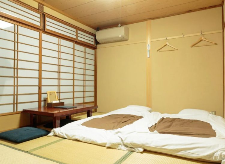 Kamar Twin Gion Ryokan Q-beh via Agoda, 1. Mari Mulai dari Matsubaya Ryokan, Budget Ryokan Berjarak Beberapa Menit Jalan Kaki dari Stasiun Kyoto, 2. Untuk Versi yang Lebih Ekonomis di Sekitar Stasiun Kyoto, Guesthouse Berkonsep Ryokan Seperti Budget Inn Layak Untuk Dilirik, 3. Hanaki-ya, Ryokan Ekonomis di Distrik Historis Higashiyama, 4. Tanaka-ya, Budget Ryokan di Miyagawa-cho, Distrik Geisha di Kawasan Higashiyama, 5. Gion Ryokan Q-beh, Ryokan Unik yang Nggak Jauh dari Distrik Gion , 6. Last But Not Least, Ada Capsule Ryokan Untuk Kalian yang Ingin Merasakan Sensasi Menginap di Hotel Kapsul Sekaligus Ryokan