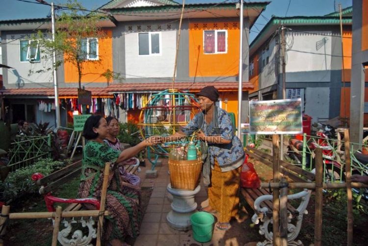 Kampung Deret via Republika, 1. Mari mulai dari yang gratisan, yaitu mengikuti tour keliling Jakarta secara gratis!, 2. Mencari harta karun di berbagai pasar di Jakarta, 3. Jika sudah bosan melihat ‘Indonesia’ dari kereta gantung, saatnya menambah wawasan dengan mengunjungi berbagai museum di Taman Mini Indonesia Indah (TMII), 4. Menghabiskan waktu menanti senja di Waduk Pluit. Kalian akan takjub melihat tempat ini sekarang!, 5. Lepaskan penatmu dengan menghirup udara segar di berbagai taman kota yang semakin cantik saja, 6. Lihat Sisi Lain Kota Jakarta dengan Menyusuri Berbagai Kampung Deret-nya yang Keren, 7. Atau Kalian Bisa Melihat Sisi Lain Kota Jakarta Melalui Kampung Percontohan Banjarsari, 8. Mengelilingi Jakarta dengan menggunakan Trans Jakarta a.k.a busway, 9. Atau, Cobalah Melihat Jalanan Jakarta dari Sudut Pandang yang Berbeda. Misalnya Saja Dari Tingkat 2 Bus Tingkat Jakarta City Tour Bus, 10. Kalian Mungkin Tahu Jika Kepulauan Seribu Termasuk dalam Wilayah Jakarta. Tapi, Sudah Pernah Kesana Belum?, 11. Bersenang-senang di car free day: bersepeda, main sepatu roda, atau sekedar ngecengin mereka yang tengah beraktifitas di car free day, 12. Saat Monas Dirasa Sudah Terlalu Imut Untuk Menikmati Jakarta di Ketinggian, Saatnya Untuk Main ke SKYE. Kalian Dapat Melihat Seperti Apa Jakarta dari Ketinggian ±230 Meter!, 13. Jika Udara Jakarta Terlalu Panas Untuk Kalian, Dinginkan Tubuh dengan Menggila di Berbagai Waterboom yang Ada di Berbagai Pelosok Jakarta, 14. Melihat Serunya Air Mancur Menari di Baywalk, Sambil Menikmati Pemandangan Jakarta’s Waterfront, 15. Buktikan Kalimat “Nenek Moyangku Seorang Pelaut” dengan Melihat Langsung Kesibukan di Pelabuhan Sunda Kelapa, 16. Berburu Jejak Rumah Artis di Kawasan Pondok Indah, 17. Akhiri Hari Dengan Mencicipi Es Krim Tertua di Jakarta