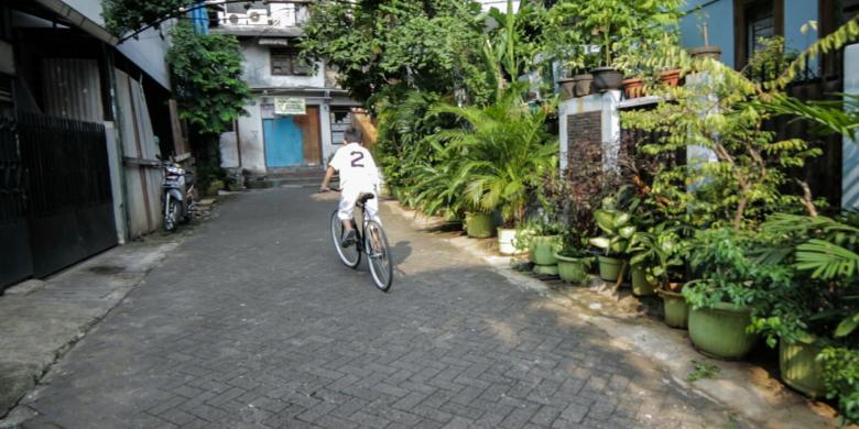 Kampung Percontohan Banjarsari via Kompas, 1. Mari mulai dari yang gratisan, yaitu mengikuti tour keliling Jakarta secara gratis!, 2. Mencari harta karun di berbagai pasar di Jakarta, 3. Jika sudah bosan melihat ‘Indonesia’ dari kereta gantung, saatnya menambah wawasan dengan mengunjungi berbagai museum di Taman Mini Indonesia Indah (TMII), 4. Menghabiskan waktu menanti senja di Waduk Pluit. Kalian akan takjub melihat tempat ini sekarang!, 5. Lepaskan penatmu dengan menghirup udara segar di berbagai taman kota yang semakin cantik saja, 6. Lihat Sisi Lain Kota Jakarta dengan Menyusuri Berbagai Kampung Deret-nya yang Keren, 7. Atau Kalian Bisa Melihat Sisi Lain Kota Jakarta Melalui Kampung Percontohan Banjarsari, 8. Mengelilingi Jakarta dengan menggunakan Trans Jakarta a.k.a busway, 9. Atau, Cobalah Melihat Jalanan Jakarta dari Sudut Pandang yang Berbeda. Misalnya Saja Dari Tingkat 2 Bus Tingkat Jakarta City Tour Bus, 10. Kalian Mungkin Tahu Jika Kepulauan Seribu Termasuk dalam Wilayah Jakarta. Tapi, Sudah Pernah Kesana Belum?, 11. Bersenang-senang di car free day: bersepeda, main sepatu roda, atau sekedar ngecengin mereka yang tengah beraktifitas di car free day, 12. Saat Monas Dirasa Sudah Terlalu Imut Untuk Menikmati Jakarta di Ketinggian, Saatnya Untuk Main ke SKYE. Kalian Dapat Melihat Seperti Apa Jakarta dari Ketinggian ±230 Meter!, 13. Jika Udara Jakarta Terlalu Panas Untuk Kalian, Dinginkan Tubuh dengan Menggila di Berbagai Waterboom yang Ada di Berbagai Pelosok Jakarta, 14. Melihat Serunya Air Mancur Menari di Baywalk, Sambil Menikmati Pemandangan Jakarta’s Waterfront, 15. Buktikan Kalimat “Nenek Moyangku Seorang Pelaut” dengan Melihat Langsung Kesibukan di Pelabuhan Sunda Kelapa, 16. Berburu Jejak Rumah Artis di Kawasan Pondok Indah, 17. Akhiri Hari Dengan Mencicipi Es Krim Tertua di Jakarta