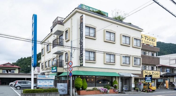 Kawaguchiko Station Inn via Agoda, 1. Kenalan dengan Koe House Kawaguchiko, Yuk! Rate Awalnya Masih Dibawah JPY2000, Lho, 2. Mt Fuji Hostel Michaels, Budget Hotel yang Punya Fasilitas Bar, 3. Berminat Untuk Jalan-jalan ke Danau Kawaguchiko? Nginepnya di K’s House Mt.Fuji Saja!, 4. Kalian Bisa Menikmati Keindahan Gunung Fuji Sambil Berendam di Onsen-nya Kawaguchiko Station Inn, Lho!, 5. Kagelow Mt.Fuji Hostel Kawaguchiko, Cocok Bagi Traveller yang Ngaku Sebagai Instagrammer, 6. Saatnya Kenalan dengan Fujiyoshida Youth Hostel yang Selalu Dapat Rating Tinggi di Berbagai Situs Booking Hotel, 7. Satu Lagi Hostel Budget yang Siap Menyambut Kalian dengan Suasana yang Cukup Instagram-able, yaitu Hostel &amp; Salon Saruya, 8. Dan, Sempatkan Untuk Nginap di Royal Hotel Kawaguchiko, Hotel Budget yang Punya Onsen Keren