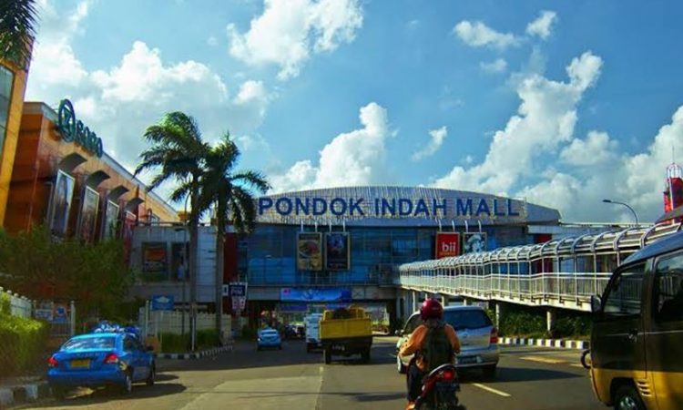 Kawasan Pondok Indah - Ide Liburan Seru di Jakarta, 1. Mari mulai dari yang gratisan, yaitu mengikuti tour keliling Jakarta secara gratis!, 2. Mencari harta karun di berbagai pasar di Jakarta, 3. Jika sudah bosan melihat ‘Indonesia’ dari kereta gantung, saatnya menambah wawasan dengan mengunjungi berbagai museum di Taman Mini Indonesia Indah (TMII), 4. Menghabiskan waktu menanti senja di Waduk Pluit. Kalian akan takjub melihat tempat ini sekarang!, 5. Lepaskan penatmu dengan menghirup udara segar di berbagai taman kota yang semakin cantik saja, 6. Lihat Sisi Lain Kota Jakarta dengan Menyusuri Berbagai Kampung Deret-nya yang Keren, 7. Atau Kalian Bisa Melihat Sisi Lain Kota Jakarta Melalui Kampung Percontohan Banjarsari, 8. Mengelilingi Jakarta dengan menggunakan Trans Jakarta a.k.a busway, 9. Atau, Cobalah Melihat Jalanan Jakarta dari Sudut Pandang yang Berbeda. Misalnya Saja Dari Tingkat 2 Bus Tingkat Jakarta City Tour Bus, 10. Kalian Mungkin Tahu Jika Kepulauan Seribu Termasuk dalam Wilayah Jakarta. Tapi, Sudah Pernah Kesana Belum?, 11. Bersenang-senang di car free day: bersepeda, main sepatu roda, atau sekedar ngecengin mereka yang tengah beraktifitas di car free day, 12. Saat Monas Dirasa Sudah Terlalu Imut Untuk Menikmati Jakarta di Ketinggian, Saatnya Untuk Main ke SKYE. Kalian Dapat Melihat Seperti Apa Jakarta dari Ketinggian ±230 Meter!, 13. Jika Udara Jakarta Terlalu Panas Untuk Kalian, Dinginkan Tubuh dengan Menggila di Berbagai Waterboom yang Ada di Berbagai Pelosok Jakarta, 14. Melihat Serunya Air Mancur Menari di Baywalk, Sambil Menikmati Pemandangan Jakarta’s Waterfront, 15. Buktikan Kalimat “Nenek Moyangku Seorang Pelaut” dengan Melihat Langsung Kesibukan di Pelabuhan Sunda Kelapa, 16. Berburu Jejak Rumah Artis di Kawasan Pondok Indah, 17. Akhiri Hari Dengan Mencicipi Es Krim Tertua di Jakarta