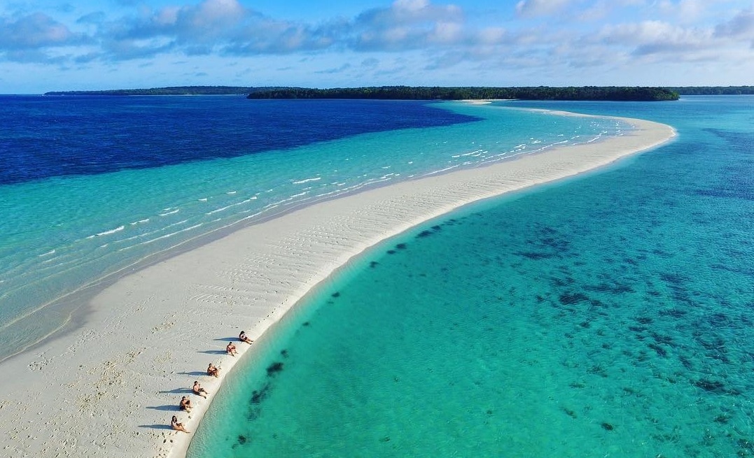 Kepulauan Kei, Maluku Tenggara, 1. Mari Mulai Dengan Pulo Cinta, Primadona Wisata Baru di Gorontalo, 2. Masih di Indonesia Timur, Ada Pantai Ora yang Siap Membius Para Pendamba Maladewa, 3. Pulau Dodola, Morotai, Juga Menawarkan Sekeping Pesona Ala Maladewa Lho!, 4. Beralih ke Kalimantan Timur, Bersiaplah Terpesona Dengan Keindahan Pulau Maratua, 5. Ujung Barat Indonesia Pun Memiliki Sepenggal Pesona Maladewa di Pantai Iboih, 6. Pulau Sombori, Sulawesi Tengah, 7. Raja Ampat, Papua Barat, 8. Kepulauan Kei, Maluku Tenggara , 9. Pulau Bawah, Kepulauan Riau