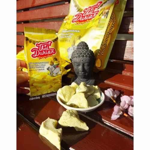 Keripik Durian via Tokopedia, 1. Souvenir Gajah, 2. Kelapa dan Segala Kerajinannya, 3. Segala Sesuatu Bertema Tuk-tuk, 4. Produk Spa, 5. Saus dan Bumbu, 6. Sutra Thailand, 7. Aksesoris Lokal, 8. Celana Muay-Thai, 9. Pakaian Tradisional, 10. Pocket Kulit, 11. Tas Unik Thailand, 12. Porselen Benjarong, Pajangan Keramik Khas Thailand, 13. Payung Kertas, 14. Bantal Segitiga Khas Thailand, 15. Ornamen dan Ukiran dari Kayu, 16. Wadah Anyaman Bambu untuk Tempat Nasi, 17. Perlengkapan Meditasi, 18. Pernak-pernik Unik, 19. Aneka Dekorasi dan Hiasan dari Kulit, 20. Lampu dan Lentera, 21. Permen, 22. Selai Khas Thailand, 23. Manisan Buah, 24. Aneka Cokelat, 25. Keripik Durian, 26. MAMA Tom Yum, 27. Pad Thai Instan, 28. Bento Squid Seafood Snack, 29. Pajangan Dinding Payet Khas Thailand