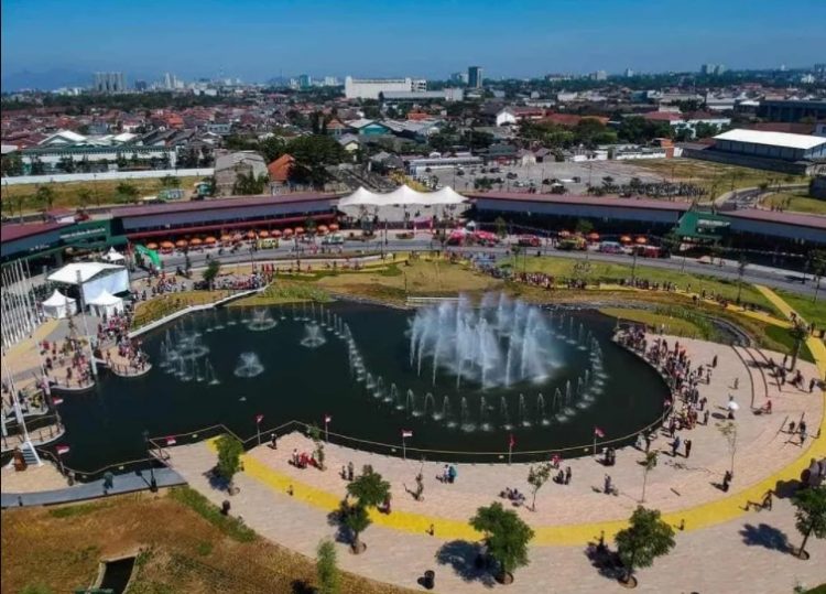Kiara Artha Park, 1. Mari Mulai dari Taman Khusus bagi Kalian yang Masih Single, yaitu Taman Jomblo, 2. Tak Seperti Namanya, Taman Lansia ini Tak Hanya Keren Bagi para Senior, Tapi Untuk Siapa Saja, 3. Suka Dengan Fotografi dan Segala Pernak-perniknya? Taman Fotografi Ini Jadi Taman yang Tepat untuk Kalian Semua!, 4. Bagi yang Ingin Menikmati Suasana Taman Sambil Ngeceng, Taman Musik Centrum inilah Tempatnya, 5. Suka Sepakbola? Kunjungi Taman Persib yang Ada di Jalan Supratman, Bandung, 6. Mencari Romantisme Sambil Nonton Film? Jelas Bisa, Karena di Bandung Kini Ada Taman Film, 7. Taman Identik Dengan Bunga, dan Taman Pustaka Bunga Ini Salah Satu yang Paling Keren di Bandung, 8. Merasa Jago Main Skateboard, Atau Sekedar Ingin Belajar dari Ahlinya? Mainlah ke Taman Skateboard, 9. Mungkin Inilah Taman Paling Aman di Bandung, karena Banyak Superhero Nongkrong di Taman Superhero, 10. Taman Balaikota Memang Nggak Pernah Mati Gaya, Apalagi Karena Sekarang Disana Ada Gembok Cinta, 11. Beberapa Bangunan Kuno di Kota Bandung Bisa Kalian Nikmati di Sekitar Taman Vanda, 12. Nggak Hanya Manusia yang Doyan Hangout, Tapi Hewan Juga. Karena Itulah di Bandung Ada Pet Park, 13. Bikin badanmu berotot sambil hangout di Taman Fitness, 14. Lapangan Rumput Sintetis Bukan Hanya Monopoli Lapangan Sepakbola, karena Taman Alun-Alun Bandung Juga Punya. Bahkan Lebih Luas dan Lebih Keren!, 15. Kiara Artha Park, 16. Taman Lalu Lintas Ade Irma Suryani Nasution, 17. Teras Cikapundung, 18. Peta Park, 19. Taman Sejarah Bandung, 20. Taman Cibeunying, 21. Alun-Alun Cicendo, 22. Alun-alun Ujung Berung, 23. Tegallega Lampion Park, 24. Taman Labirin, 25. Taman Gesit, 26. Taman Veteran, 27. Taman Badak, 28. Taman Dewi Sartika, 29. Taman Asia Afrika Bandung