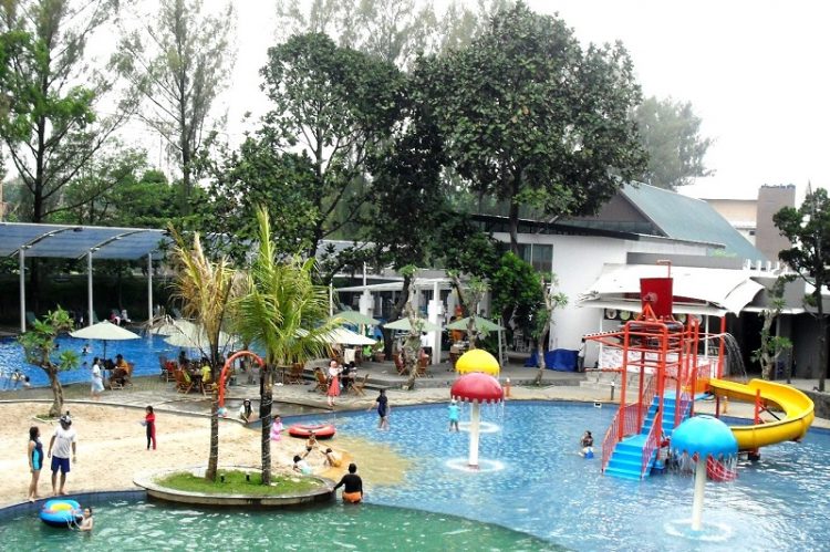 Kolam anak di Siliwangi Waterpark via wisatadibandung, 1. Mari Mulai dari GH Universal, Hotel dengan Arsitektur TERKEREN di Seantero Bandung, 2. Hotel Padma, Hotel dengan View TERINDAH: Menghadap ke Arah Lembah, Cyin!, 3. Stevie G, Hotel dengan Konsep TERUNIK, Khususnya untuk Fans Liverpool, 4. Untuk Pengalaman Berenang yang Memuaskan, Menginaplah di Oasis Siliwangi Boutique Hotel yang Memiliki Kolam Renang TERBAIK Sekelas Waterpark, 5. Trans Luxury Hotel Bandung, Hotel Mewah dengan Fasilitas Hiburan TERLENGKAP, 6. Mencari Hotel dengan View Pedesaan? Menginaplah di Sapu Lidi, Hotel dengan View TER-UDIK se-Bandung Raya., 7. Untuk Liburan Berkesan yang Nggak Bikin Kantong Bolong, Menginap Saja di Cottonwood Bed & Breakfast, Hotel Berbintang TERMURAH dalam Daftar Ini., 8. Last But Not Least, Kalian Dapat Mencicipi Sepenggal Keharuman Sejarah Masa Lalu Bandung dengan Menginap di Savoy Homann, Hotel TERTUA dan Paling Bersejarah dalam Daftar Rekomendasi Ini.