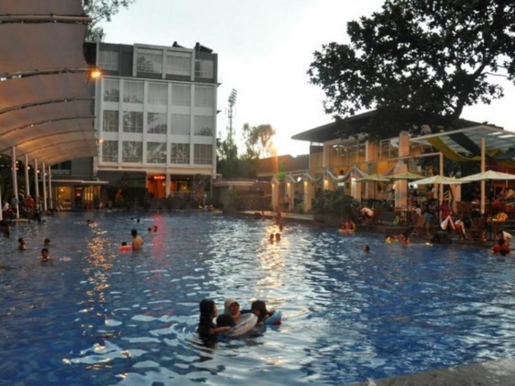 Kolam dewasa (air hangat) via agoda, 1. Mari Mulai dari GH Universal, Hotel dengan Arsitektur TERKEREN di Seantero Bandung, 2. Hotel Padma, Hotel dengan View TERINDAH: Menghadap ke Arah Lembah, Cyin!, 3. Stevie G, Hotel dengan Konsep TERUNIK, Khususnya untuk Fans Liverpool, 4. Untuk Pengalaman Berenang yang Memuaskan, Menginaplah di Oasis Siliwangi Boutique Hotel yang Memiliki Kolam Renang TERBAIK Sekelas Waterpark, 5. Trans Luxury Hotel Bandung, Hotel Mewah dengan Fasilitas Hiburan TERLENGKAP, 6. Mencari Hotel dengan View Pedesaan? Menginaplah di Sapu Lidi, Hotel dengan View TER-UDIK se-Bandung Raya., 7. Untuk Liburan Berkesan yang Nggak Bikin Kantong Bolong, Menginap Saja di Cottonwood Bed & Breakfast, Hotel Berbintang TERMURAH dalam Daftar Ini., 8. Last But Not Least, Kalian Dapat Mencicipi Sepenggal Keharuman Sejarah Masa Lalu Bandung dengan Menginap di Savoy Homann, Hotel TERTUA dan Paling Bersejarah dalam Daftar Rekomendasi Ini.