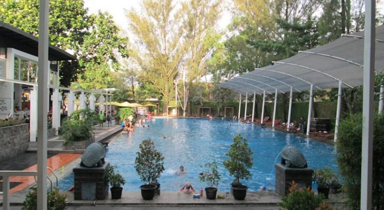 Kolam dewasa via rajakamar, 1. Mari Mulai dari GH Universal, Hotel dengan Arsitektur TERKEREN di Seantero Bandung, 2. Hotel Padma, Hotel dengan View TERINDAH: Menghadap ke Arah Lembah, Cyin!, 3. Stevie G, Hotel dengan Konsep TERUNIK, Khususnya untuk Fans Liverpool, 4. Untuk Pengalaman Berenang yang Memuaskan, Menginaplah di Oasis Siliwangi Boutique Hotel yang Memiliki Kolam Renang TERBAIK Sekelas Waterpark, 5. Trans Luxury Hotel Bandung, Hotel Mewah dengan Fasilitas Hiburan TERLENGKAP, 6. Mencari Hotel dengan View Pedesaan? Menginaplah di Sapu Lidi, Hotel dengan View TER-UDIK se-Bandung Raya., 7. Untuk Liburan Berkesan yang Nggak Bikin Kantong Bolong, Menginap Saja di Cottonwood Bed & Breakfast, Hotel Berbintang TERMURAH dalam Daftar Ini., 8. Last But Not Least, Kalian Dapat Mencicipi Sepenggal Keharuman Sejarah Masa Lalu Bandung dengan Menginap di Savoy Homann, Hotel TERTUA dan Paling Bersejarah dalam Daftar Rekomendasi Ini.