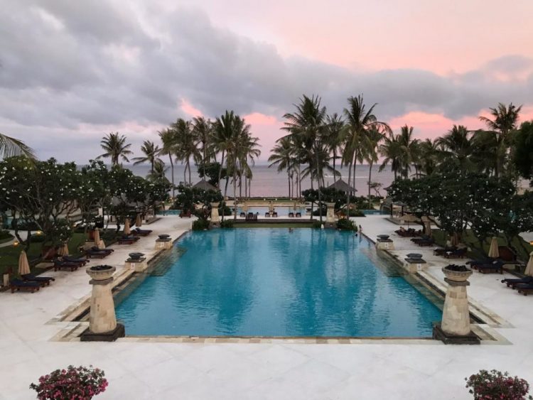 Kolam renang dan pemandangan ke arah lautan lepas via Pinterpoin, 1. Mulia Resort Nusa Dua, Hotel Mewah dengan Dua Kapel Romantis di Tepi Pantai Nusa Dua, 2. Selebrity Hong Kong, Sharon Chan dan Pasangannya, Memilih Conrad Bali Sebagai Venue Wedding dan Bulan Madu Mereka , 3. Villa Bayuh Sabbha, Pernah Menjadi Saksi Janji Suci Antara Tamara Bleszynski dan Mike Lewis, 4. Mari Beralih ke Ayana Spa &amp; Resort Bali, Tempat Franda dan Samuel Zylgwyn Mengikat Janji, 5. Dan Tentu Saja Jangan Lupakan Alila Villas Soori, Tempatnya Raffi Ahmad dan Nagita Slavina Menggelar Private Party di Bali