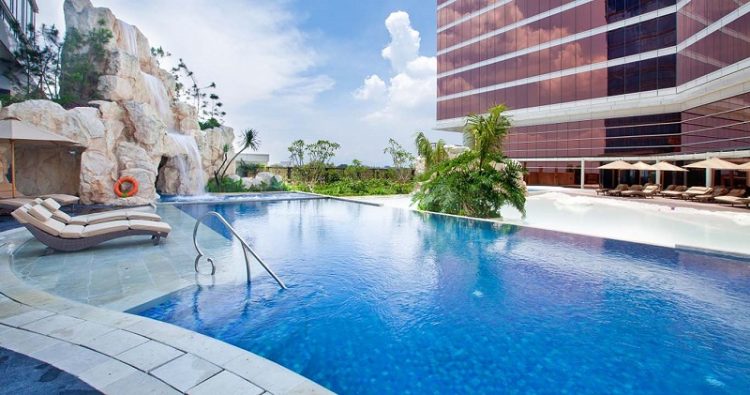 Kolam renang via thetranshotel, 1. Mari Mulai dari GH Universal, Hotel dengan Arsitektur TERKEREN di Seantero Bandung, 2. Hotel Padma, Hotel dengan View TERINDAH: Menghadap ke Arah Lembah, Cyin!, 3. Stevie G, Hotel dengan Konsep TERUNIK, Khususnya untuk Fans Liverpool, 4. Untuk Pengalaman Berenang yang Memuaskan, Menginaplah di Oasis Siliwangi Boutique Hotel yang Memiliki Kolam Renang TERBAIK Sekelas Waterpark, 5. Trans Luxury Hotel Bandung, Hotel Mewah dengan Fasilitas Hiburan TERLENGKAP, 6. Mencari Hotel dengan View Pedesaan? Menginaplah di Sapu Lidi, Hotel dengan View TER-UDIK se-Bandung Raya., 7. Untuk Liburan Berkesan yang Nggak Bikin Kantong Bolong, Menginap Saja di Cottonwood Bed & Breakfast, Hotel Berbintang TERMURAH dalam Daftar Ini., 8. Last But Not Least, Kalian Dapat Mencicipi Sepenggal Keharuman Sejarah Masa Lalu Bandung dengan Menginap di Savoy Homann, Hotel TERTUA dan Paling Bersejarah dalam Daftar Rekomendasi Ini.