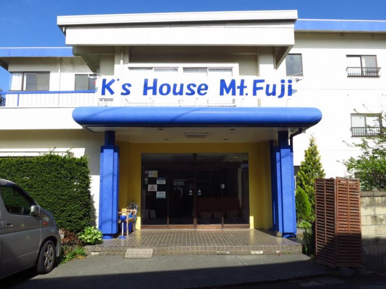 K’s House Mt.Fuji via Agoda 8 Hotel &amp; Penginapan Dekat Gunung Fuji dengan View yang Cantik, 1. Kenalan dengan Koe House Kawaguchiko, Yuk! Rate Awalnya Masih Dibawah JPY2000, Lho, 2. Mt Fuji Hostel Michaels, Budget Hotel yang Punya Fasilitas Bar, 3. Berminat Untuk Jalan-jalan ke Danau Kawaguchiko? Nginepnya di K’s House Mt.Fuji Saja!, 4. Kalian Bisa Menikmati Keindahan Gunung Fuji Sambil Berendam di Onsen-nya Kawaguchiko Station Inn, Lho!, 5. Kagelow Mt.Fuji Hostel Kawaguchiko, Cocok Bagi Traveller yang Ngaku Sebagai Instagrammer, 6. Saatnya Kenalan dengan Fujiyoshida Youth Hostel yang Selalu Dapat Rating Tinggi di Berbagai Situs Booking Hotel, 7. Satu Lagi Hostel Budget yang Siap Menyambut Kalian dengan Suasana yang Cukup Instagram-able, yaitu Hostel &amp; Salon Saruya, 8. Dan, Sempatkan Untuk Nginap di Royal Hotel Kawaguchiko, Hotel Budget yang Punya Onsen Keren