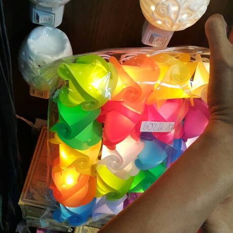 Lampu dan Lentera via Tokopedia, 1. Souvenir Gajah, 2. Kelapa dan Segala Kerajinannya, 3. Segala Sesuatu Bertema Tuk-tuk, 4. Produk Spa, 5. Saus dan Bumbu, 6. Sutra Thailand, 7. Aksesoris Lokal, 8. Celana Muay-Thai, 9. Pakaian Tradisional, 10. Pocket Kulit, 11. Tas Unik Thailand, 12. Porselen Benjarong, Pajangan Keramik Khas Thailand, 13. Payung Kertas, 14. Bantal Segitiga Khas Thailand, 15. Ornamen dan Ukiran dari Kayu, 16. Wadah Anyaman Bambu untuk Tempat Nasi, 17. Perlengkapan Meditasi, 18. Pernak-pernik Unik, 19. Aneka Dekorasi dan Hiasan dari Kulit, 20. Lampu dan Lentera, 21. Permen, 22. Selai Khas Thailand, 23. Manisan Buah, 24. Aneka Cokelat, 25. Keripik Durian, 26. MAMA Tom Yum, 27. Pad Thai Instan, 28. Bento Squid Seafood Snack, 29. Pajangan Dinding Payet Khas Thailand