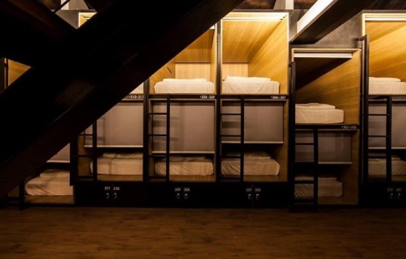M Boutique Hostel via Facebook, 1. Nau Here Hostel, 2. Amazing Cabin Hostel , 4. Monostel Hostel , 5. Bedplus Backpacker Hostel, 6. M Boutique Hostel, 7. Karisa Pods, Hotel Kapsul dengan Sentuhan Budaya Lokal