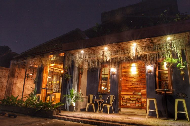 Main Enterance, 1. Mari Mulai dari Sayana Bed &amp; Breakfast, Oase Homey di Tengah Keramaian Bandung , 2. Sisco Bed and Breakfast, “Rumah Kedua” yang Nggak Jauh dari Beberapa Kampus Populer di Bandung, 3. Untuk Akomodasi Hemat di Sekitar Sukajadi, Magnolia Bed &amp; Breakfast Siap Menjamu Kalian dengan Keramahan ala Rumah Sendiri, 4. Rasakan Serunya Punya “Rumah Sendiri” di Kawasan Dago Atas dengan Menginap di Rumah Kiboku Bed &amp; Breakfast, 5. Sedangkan Jika Ingin Merasakan “Punya Rumah Sendiri” di Sekitar Lembang, Rose Chamber Bed &amp; Breakfast Layak Untuk Dijamahi, 6.Summerbird Bed and Brasserie, B&amp;B Konsep Baru yang Keren dan Instagramable Banget! 