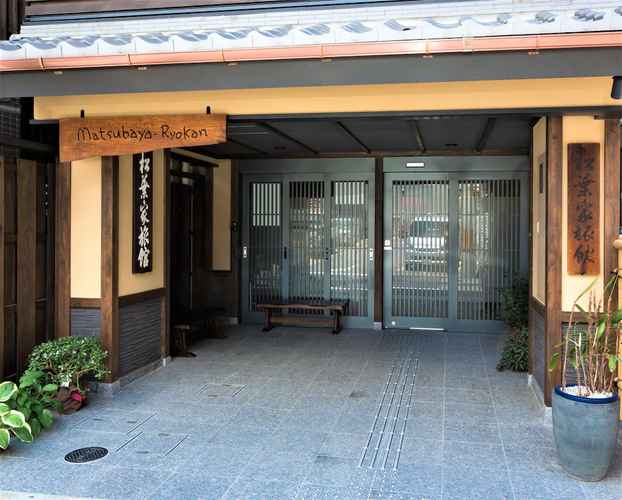 Matsubaya Ryokan via Traveloka, 1. Mari Mulai dari Matsubaya Ryokan, Budget Ryokan Berjarak Beberapa Menit Jalan Kaki dari Stasiun Kyoto, 2. Untuk Versi yang Lebih Ekonomis di Sekitar Stasiun Kyoto, Guesthouse Berkonsep Ryokan Seperti Budget Inn Layak Untuk Dilirik, 3. Hanaki-ya, Ryokan Ekonomis di Distrik Historis Higashiyama, 4. Tanaka-ya, Budget Ryokan di Miyagawa-cho, Distrik Geisha di Kawasan Higashiyama, 5. Gion Ryokan Q-beh, Ryokan Unik yang Nggak Jauh dari Distrik Gion , 6. Last But Not Least, Ada Capsule Ryokan Untuk Kalian yang Ingin Merasakan Sensasi Menginap di Hotel Kapsul Sekaligus Ryokan