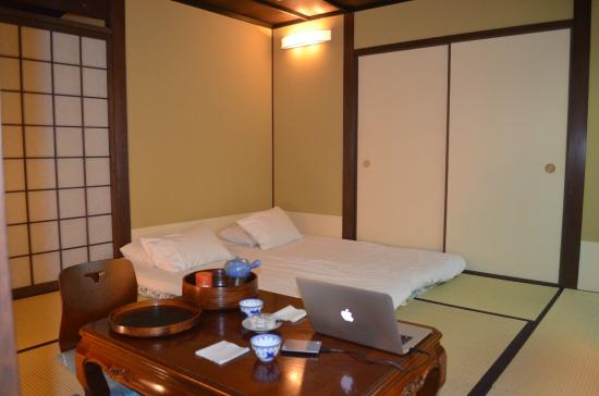 Matsubaya Ryokan via Tripadvisor, 1. Mari Mulai dari Matsubaya Ryokan, Budget Ryokan Berjarak Beberapa Menit Jalan Kaki dari Stasiun Kyoto, 2. Untuk Versi yang Lebih Ekonomis di Sekitar Stasiun Kyoto, Guesthouse Berkonsep Ryokan Seperti Budget Inn Layak Untuk Dilirik, 3. Hanaki-ya, Ryokan Ekonomis di Distrik Historis Higashiyama, 4. Tanaka-ya, Budget Ryokan di Miyagawa-cho, Distrik Geisha di Kawasan Higashiyama, 5. Gion Ryokan Q-beh, Ryokan Unik yang Nggak Jauh dari Distrik Gion , 6. Last But Not Least, Ada Capsule Ryokan Untuk Kalian yang Ingin Merasakan Sensasi Menginap di Hotel Kapsul Sekaligus Ryokan