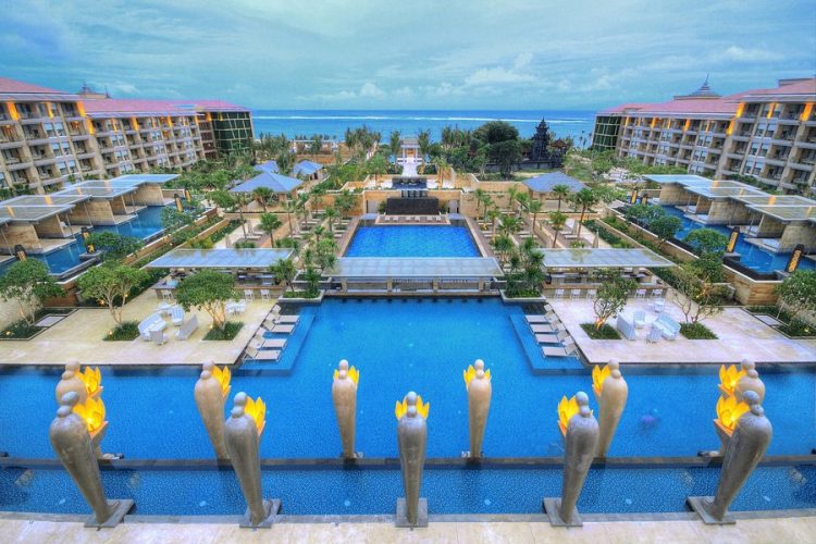 Mulia Resort Nusa Dua via Tripadvisor, 1. Mulia Resort Nusa Dua, Hotel Mewah dengan Dua Kapel Romantis di Tepi Pantai Nusa Dua, 2. Selebrity Hong Kong, Sharon Chan dan Pasangannya, Memilih Conrad Bali Sebagai Venue Wedding dan Bulan Madu Mereka , 3. Villa Bayuh Sabbha, Pernah Menjadi Saksi Janji Suci Antara Tamara Bleszynski dan Mike Lewis, 4. Mari Beralih ke Ayana Spa &amp; Resort Bali, Tempat Franda dan Samuel Zylgwyn Mengikat Janji, 5. Dan Tentu Saja Jangan Lupakan Alila Villas Soori, Tempatnya Raffi Ahmad dan Nagita Slavina Menggelar Private Party di Bali