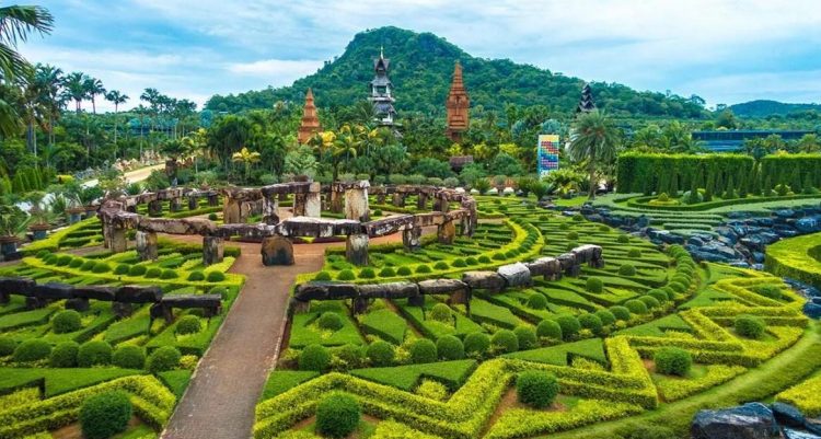 Nong Nooch Tropical Garden & Cultural Village via Tour ke Asia, 1. Pantai Pattaya, penuh pesona di siang hari dan menggoda iman di malam hari, 2. Pantai Jomtien, cocok bagi pecinta keramaian yang lebih sunyi, 3. Pantai Na Jomtien, pantai populer yang tetap menawarkan privasi, 4. Pantai Naklua, ideal bagi pecinta suasana pantai dan kehidupan di sekitarnya, 5. Pantai Wong Amat, bagi kalian yang ingin santai menikmati matahari, 6. Koh Larn, pulau Coral dengan pantai indah yang jadi surga dunia di Pattaya, 7. Puas bermain di pantai, saatnya mengenal kehidupan di laut Pattaya dengan main ke Underwater World Pattaya, 8. Bosan dengan laut dan suasana pantai? Pattaya Park hadir untuk menyelamatkan hari kalian, 9. Nggak hanya punya pantai dan waterpark, Pattaya juga punya Nong Nooch Tropical Garden & Cultural Village yang terlalu keren untuk dilewatkan, 10. Wat Phra Yai dan patung Buddha berukuran super besarnya, 11. Wat Yansangwararam, kuil yang dipersembahkan untuk Raja Bhumibol Adulyadej, 12. Wat Chaimongkol, kuil megah dengan gaya arsitektur yang eksotis, 13. Walau bukan kuil, Sanctuary of Truth ini juga layak kalian sambangi karena tempat ini mewakili semua unsur filosofi dalam budaya Thailand kuno, 14. Bagi para penantang adrenalin, uji nyali kalian dengan mencoba berbagai petualangan di Flight of the Gibbon, 15. Ripley’s Believe It Or Not, museum yang akan membuat kalian tercengang hingga akhir, 16. Art in Paradise, galeri yang akan menipu mata kalian, 17. Teddy Bear Museum Pattaya, museum untuk pecinta beruang Teddy, 18. Untuk pengalaman wisata bernuansa lokal, mampirlah ke Pattaya Floating Market dan rasakan serunya belanja di pasar terapung, 19. Sebagai pengenalan terhadap dunia malam di Pattaya, mulailah dengan menyusuri Pattaya Walking Street, 20. Melihat Pertunjukan kabaret