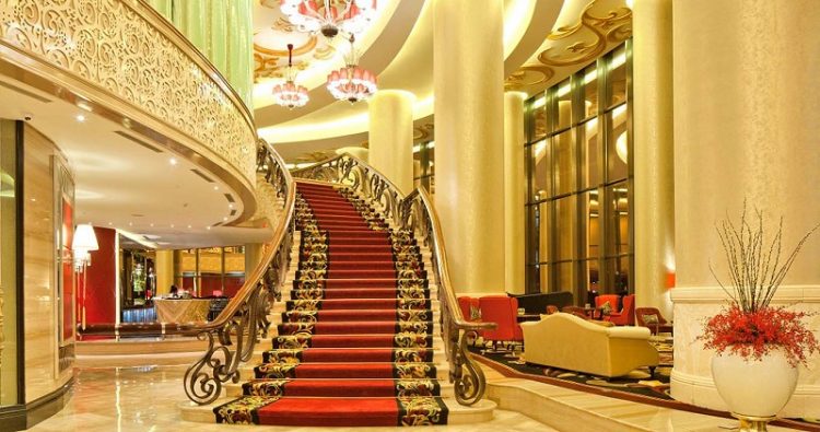 Nuansa mewah pun terpancar dalam detail tangga, via thetranshotel, 1. Mari Mulai dari GH Universal, Hotel dengan Arsitektur TERKEREN di Seantero Bandung, 2. Hotel Padma, Hotel dengan View TERINDAH: Menghadap ke Arah Lembah, Cyin!, 3. Stevie G, Hotel dengan Konsep TERUNIK, Khususnya untuk Fans Liverpool, 4. Untuk Pengalaman Berenang yang Memuaskan, Menginaplah di Oasis Siliwangi Boutique Hotel yang Memiliki Kolam Renang TERBAIK Sekelas Waterpark, 5. Trans Luxury Hotel Bandung, Hotel Mewah dengan Fasilitas Hiburan TERLENGKAP, 6. Mencari Hotel dengan View Pedesaan? Menginaplah di Sapu Lidi, Hotel dengan View TER-UDIK se-Bandung Raya., 7. Untuk Liburan Berkesan yang Nggak Bikin Kantong Bolong, Menginap Saja di Cottonwood Bed & Breakfast, Hotel Berbintang TERMURAH dalam Daftar Ini., 8. Last But Not Least, Kalian Dapat Mencicipi Sepenggal Keharuman Sejarah Masa Lalu Bandung dengan Menginap di Savoy Homann, Hotel TERTUA dan Paling Bersejarah dalam Daftar Rekomendasi Ini.