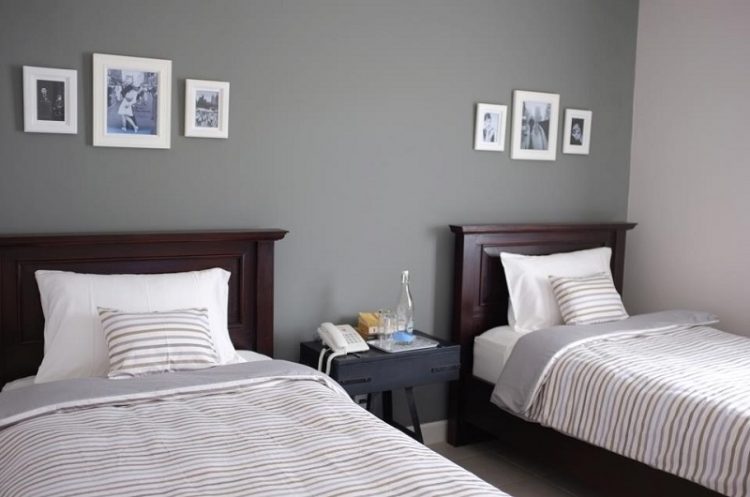 Oak Tree Room Cottonwood Bed & Breakfast via Facebook, 1. Mari Mulai dari GH Universal, Hotel dengan Arsitektur TERKEREN di Seantero Bandung, 2. Hotel Padma, Hotel dengan View TERINDAH: Menghadap ke Arah Lembah, Cyin!, 3. Stevie G, Hotel dengan Konsep TERUNIK, Khususnya untuk Fans Liverpool, 4. Untuk Pengalaman Berenang yang Memuaskan, Menginaplah di Oasis Siliwangi Boutique Hotel yang Memiliki Kolam Renang TERBAIK Sekelas Waterpark, 5. Trans Luxury Hotel Bandung, Hotel Mewah dengan Fasilitas Hiburan TERLENGKAP, 6. Mencari Hotel dengan View Pedesaan? Menginaplah di Sapu Lidi, Hotel dengan View TER-UDIK se-Bandung Raya., 7. Untuk Liburan Berkesan yang Nggak Bikin Kantong Bolong, Menginap Saja di Cottonwood Bed & Breakfast, Hotel Berbintang TERMURAH dalam Daftar Ini., 8. Last But Not Least, Kalian Dapat Mencicipi Sepenggal Keharuman Sejarah Masa Lalu Bandung dengan Menginap di Savoy Homann, Hotel TERTUA dan Paling Bersejarah dalam Daftar Rekomendasi Ini.