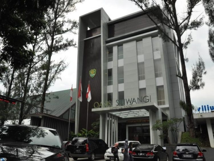 Oasis Siliwangi Boutique Hotel via Agoda, 1. Mari Mulai dari GH Universal, Hotel dengan Arsitektur TERKEREN di Seantero Bandung, 2. Hotel Padma, Hotel dengan View TERINDAH: Menghadap ke Arah Lembah, Cyin!, 3. Stevie G, Hotel dengan Konsep TERUNIK, Khususnya untuk Fans Liverpool, 4. Untuk Pengalaman Berenang yang Memuaskan, Menginaplah di Oasis Siliwangi Boutique Hotel yang Memiliki Kolam Renang TERBAIK Sekelas Waterpark, 5. Trans Luxury Hotel Bandung, Hotel Mewah dengan Fasilitas Hiburan TERLENGKAP, 6. Mencari Hotel dengan View Pedesaan? Menginaplah di Sapu Lidi, Hotel dengan View TER-UDIK se-Bandung Raya., 7. Untuk Liburan Berkesan yang Nggak Bikin Kantong Bolong, Menginap Saja di Cottonwood Bed & Breakfast, Hotel Berbintang TERMURAH dalam Daftar Ini., 8. Last But Not Least, Kalian Dapat Mencicipi Sepenggal Keharuman Sejarah Masa Lalu Bandung dengan Menginap di Savoy Homann, Hotel TERTUA dan Paling Bersejarah dalam Daftar Rekomendasi Ini.